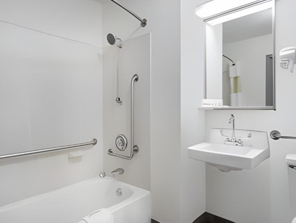 Clarion Pointe - Greensboro Coliseum Area Kültér fotó